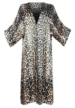 Laden Sie das Bild in den Galerie-Viewer, Cheetah Midi-Kimono – Resort-Kollektion