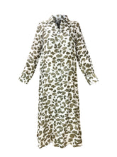 Laden Sie das Bild in den Galerie-Viewer, Hemdblusenkleid „Leo Olive“ – Resort-Kollektion