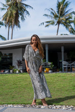 Laden Sie das Bild in den Galerie-Viewer, Gestreiftes braunes Bella Maxikleid – Resort-Kollektion