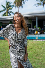 Laden Sie das Bild in den Galerie-Viewer, Gestreiftes braunes Bella Maxikleid – Resort-Kollektion